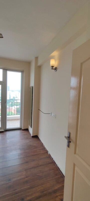 Room in 3 BHK Apartment at Omaxe The Palace, Gomti Nagar – for Rent
