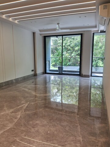 Room in 3 BHK Builder Floor at Sarvapriya Vihar – for Rent