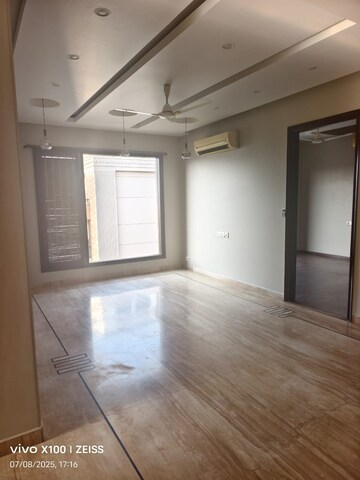 Room in 3 BHK Builder Floor at Green Park – for Rent