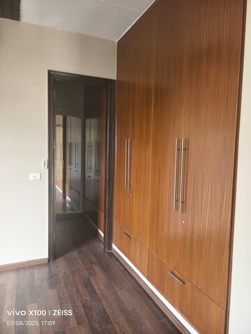 Furnished Amenities in 3 BHK Builder Floor at Green Park – for Rent