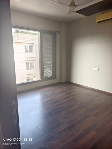 Room in 3 BHK Builder Floor at Green Park – for Rent