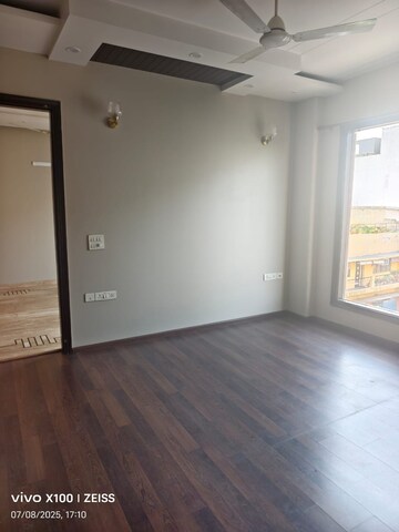 Room in 3 BHK Builder Floor at Green Park – for Rent