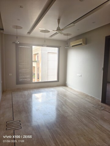Room in 3 BHK Builder Floor at Green Park – for Rent