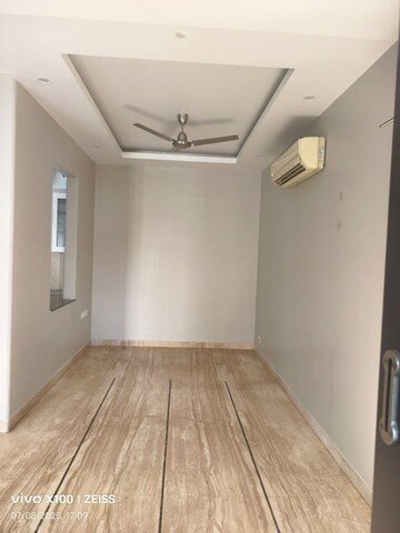 Room in 3 BHK Builder Floor at Green Park – for Rent
