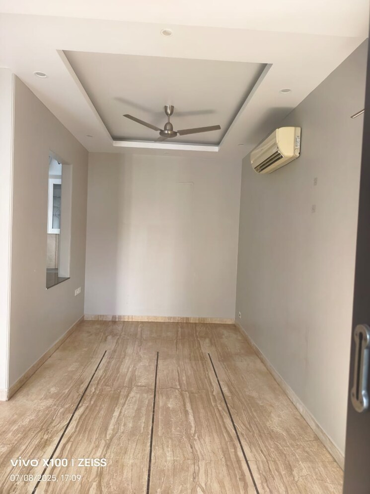 Room, green park 3 Bedroom 240 Sq.Yd. Builder Floor In Green Park Delhi 9150204