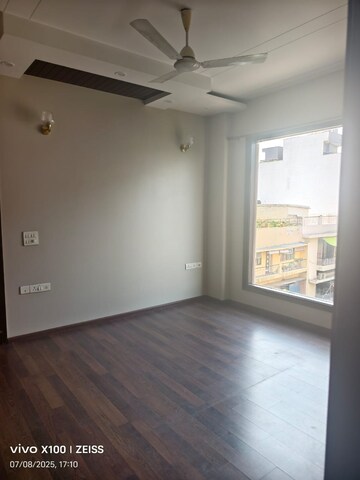 Room in 3 BHK Builder Floor at Green Park – for Rent