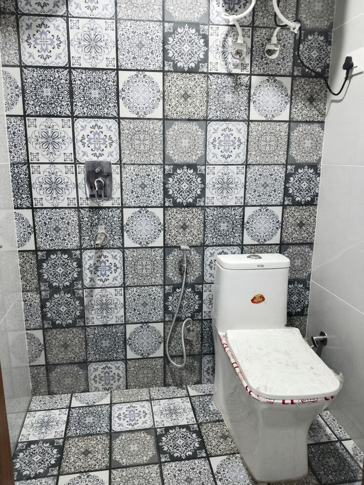 Bathroom, malviya nagar 2 Bedroom 800 Sq.Ft. Apartment In Malviya Nagar Delhi 9150132