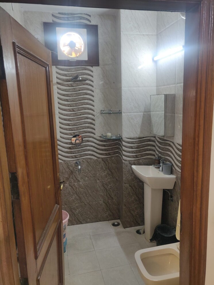 Bathroom, lajpat nagar iii 2 Bedroom 200 Sq.Yd. Builder Floor In Lajpat Nagar Iii Delhi 9150287