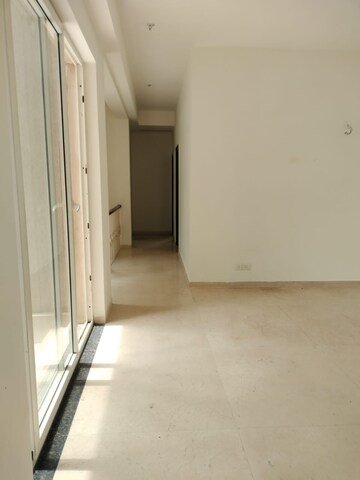 Room in 4 BHK Builder Floor at BPTP Amstoria, Sector 102 – for Sale