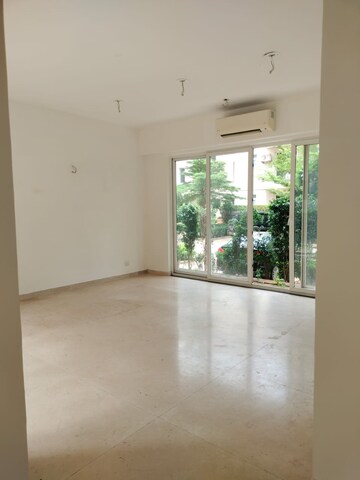Room in 4 BHK Builder Floor at BPTP Amstoria, Sector 102 – for Sale