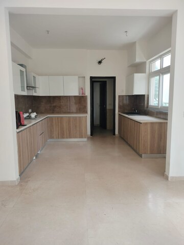 Room in 4 BHK Builder Floor at BPTP Amstoria, Sector 102 – for Sale