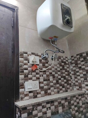 Attached Bathroom in 2 BHK Builder Floor at Subhash Nagar – for Rent