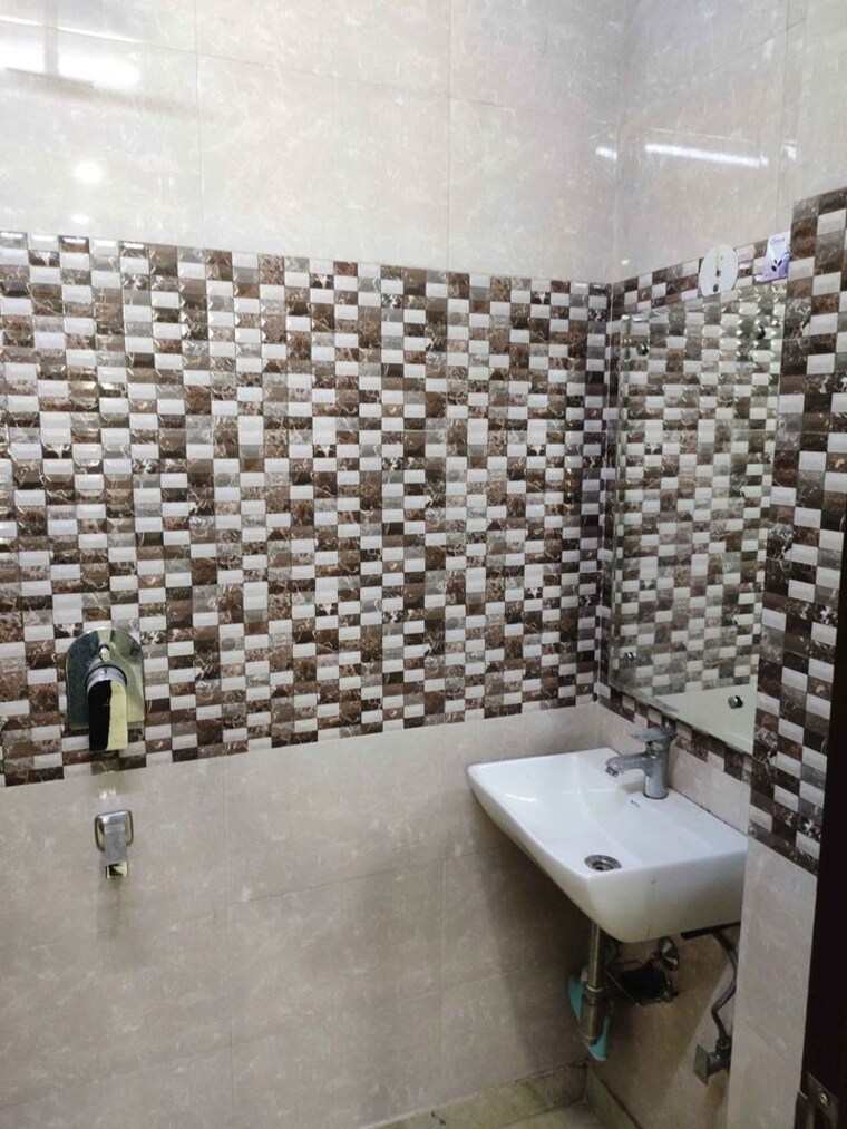 Attached Bathroom, subhash nagar 2 Bedroom 750 Sq.Ft. Builder Floor In Subhash Nagar Delhi 9150339