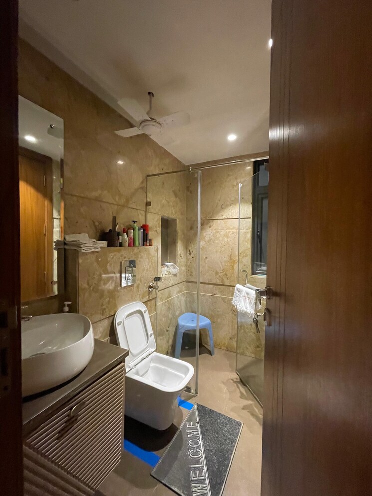 Bathroom, veera-safdarjung-enclave 4 Bedroom 300 Sq.Yd. Builder Floor In Safdarjung Enclave Delhi 9150502