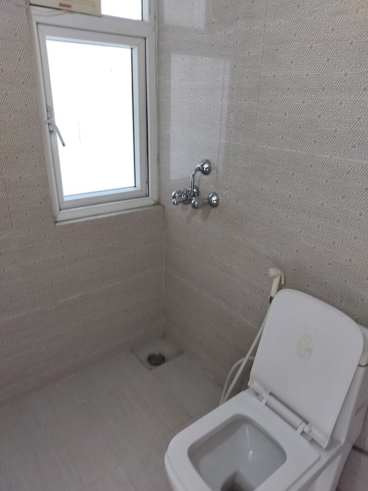 Bathroom, maxblis-white-house 4 Bedroom 2275 Sq.Ft. Apartment In Sector 75 Noida 9150624