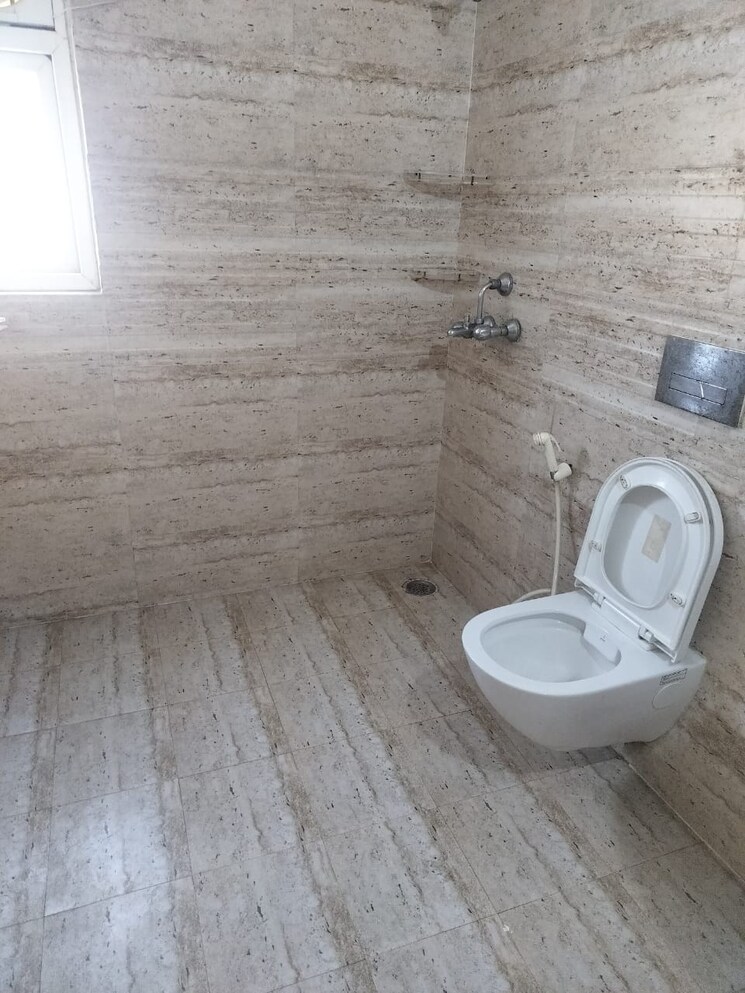 Bathroom, maxblis-white-house 4 Bedroom 2275 Sq.Ft. Apartment In Sector 75 Noida 9150624