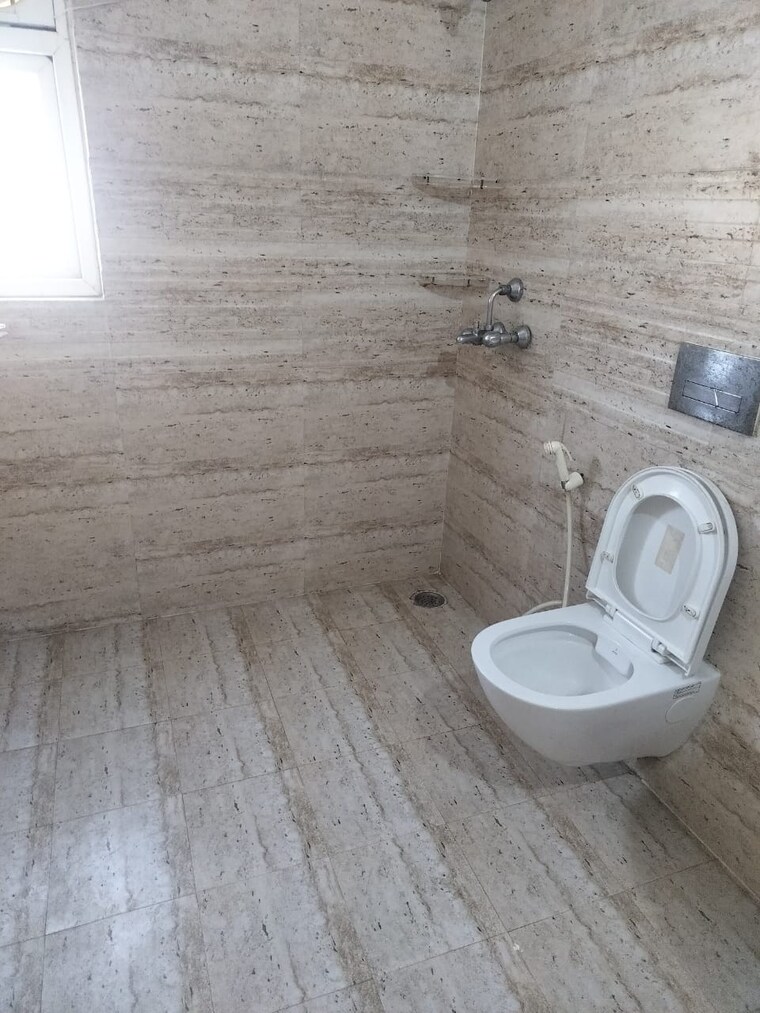 Bathroom, maxblis-white-house 4 Bedroom 2275 Sq.Ft. Apartment In Sector 75 Noida 9150624