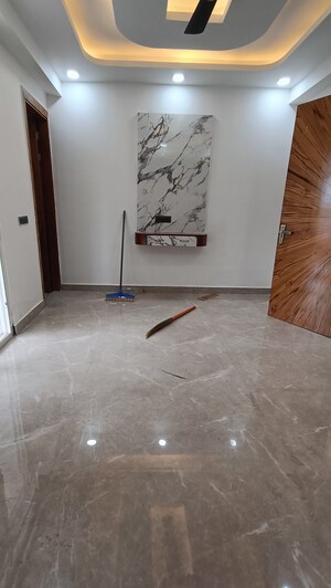 Room in 2 BHK Builder Floor at Sector 73 – for Sale