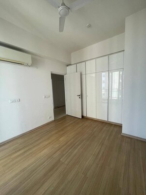 Room in 3 BHK Apartment at DLF The Primus, Sector 82a – for Sale