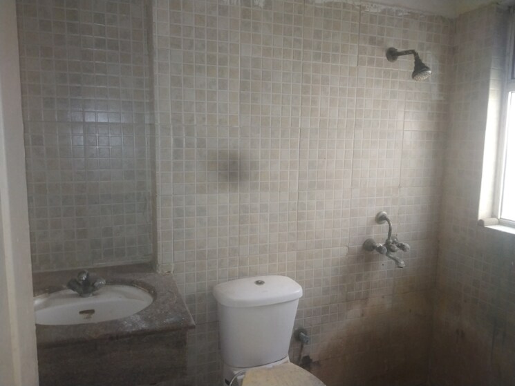 Bathroom, paras-tierea 2 Bedroom 925 Sq.Ft. Apartment In Sector 137 Noida 9150854