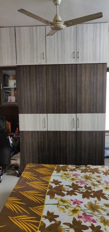 Room in 3 BHK Apartment at Hiranandani Estate – for Rent