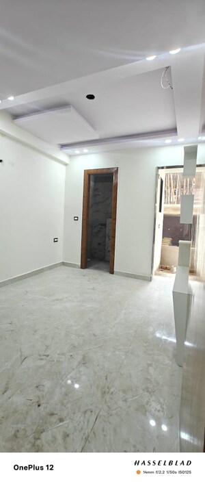 Room in 2 BHK Builder Floor at Sector 110 – for Sale