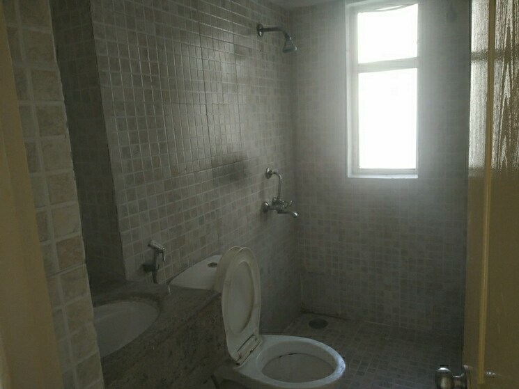 Bathroom, paras-tierea 2 Bedroom 925 Sq.Ft. Apartment In Sector 137 Noida 9151085
