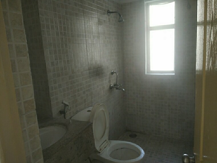 Bathroom, paras-tierea 2 Bedroom 925 Sq.Ft. Apartment In Sector 137 Noida 9151085