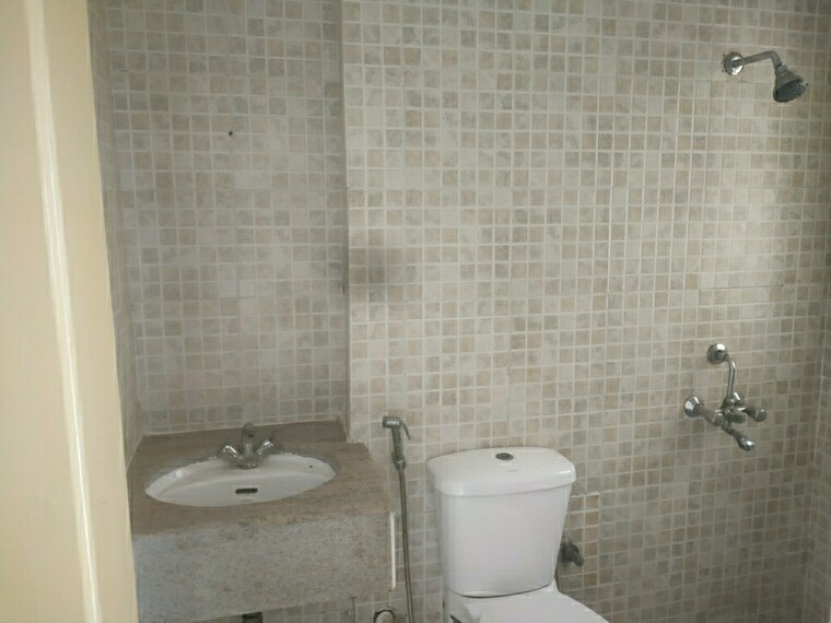 Bathroom, paras-tierea 2 Bedroom 925 Sq.Ft. Apartment In Sector 137 Noida 9151085