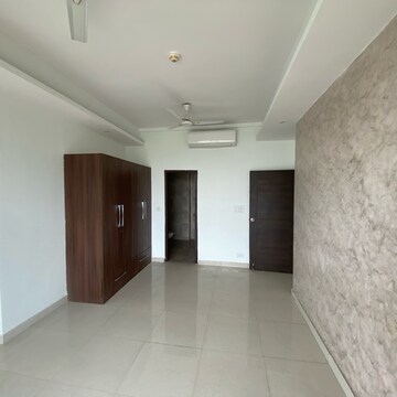 Room in 3 BHK Apartment at Mahagun Mirabella, Sector 79 – for Rent