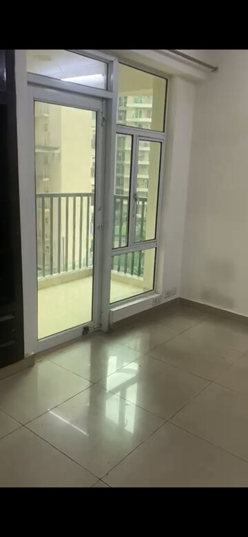 Room in 3 BHK Apartment at Gaur City 1st Avenue, Sector 4 Greater Noida – for Rent