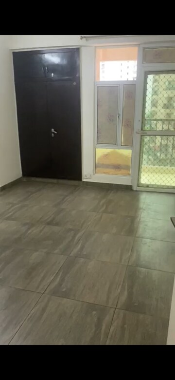 Room in 3 BHK Apartment at Gaur City 1st Avenue, Sector 4 Greater Noida – for Rent