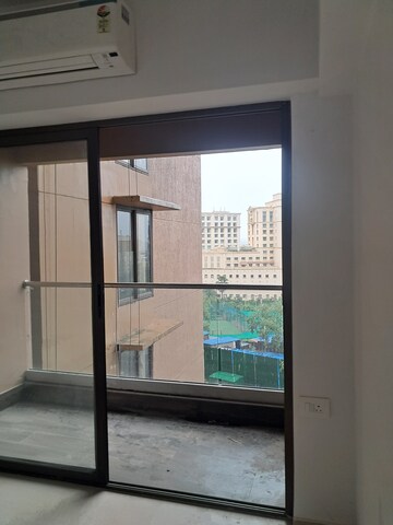 Room in 2 BHK Apartment at Kanakia Silicon Valley, Powai – for Rent