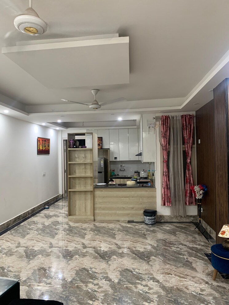  Parking, freedom fighters enclave 3 Bedroom 1800 Sq.Ft. Builder Floor In Freedom Fighters Enclave Delhi 9151286