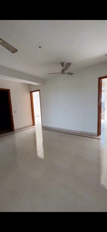 Room in 3 BHK Apartment at BPTP Amstoria, Sector 102 – for Rent