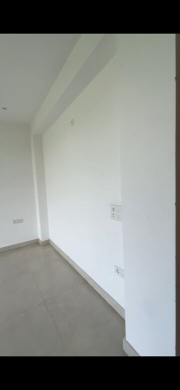 Room in 3 BHK Apartment at BPTP Amstoria, Sector 102 – for Rent