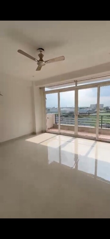 Room in 3 BHK Apartment at BPTP Amstoria, Sector 102 – for Rent