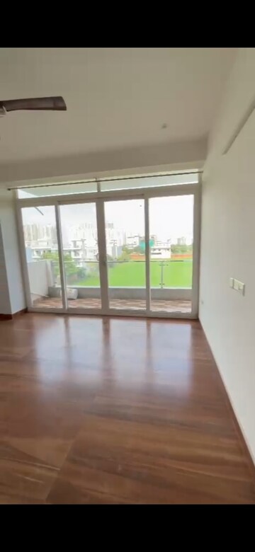 Room in 3 BHK Apartment at BPTP Amstoria, Sector 102 – for Rent