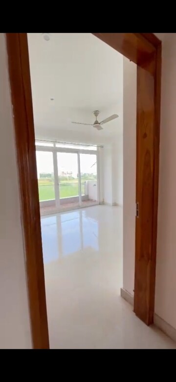Room in 3 BHK Apartment at BPTP Amstoria, Sector 102 – for Rent
