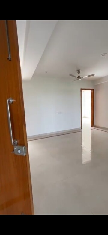 Room in 3 BHK Apartment at BPTP Amstoria, Sector 102 – for Rent