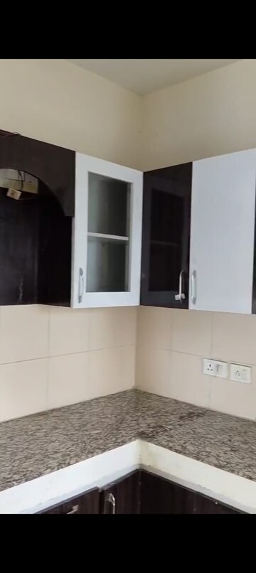 Room in 2 BHK Apartment at Panchsheel Greens, Sector 16 Greater Noida – for Rent
