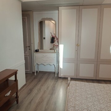 Room in 3 BHK Apartment at Rustomjee Paramount F Wing, Vithaldas Nagar – for Rent
