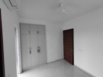 Room in 3 BHK Apartment at Smart World Orchard, Sector 61 – for Rent