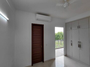 Room in 3 BHK Apartment at Smart World Orchard, Sector 61 – for Rent