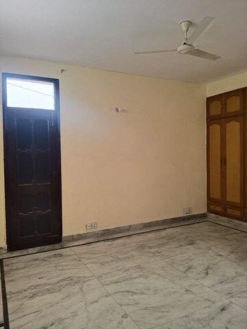Room in 3 BHK Apartment at Creative Huts Society, Sector 21c – for Rent