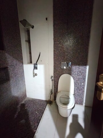 Bathroom in 2.5 BHK Builder Floor at Uday Arden 45, Sector 45 – for Rent