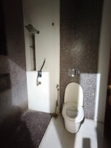 Bathroom in 2.5 BHK Builder Floor at Uday Arden 45, Sector 45 – for Rent