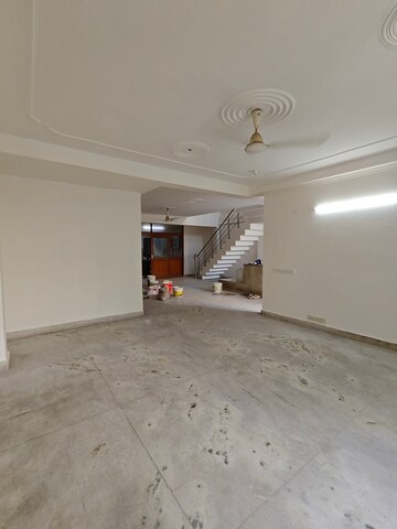 Room in 4 BHK Villa at Ansal Sushant Lok I, Sector 43 – for Rent