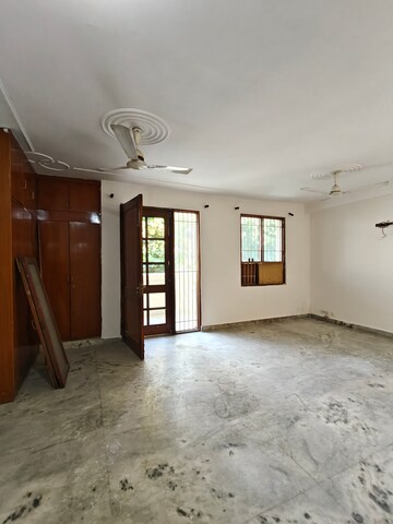 Room in 4 BHK Independent House at Ansal Sushant Lok I, Sector 43 – for Rent