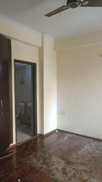 Room in 2 BHK Apartment at Supertech Cape Town, Sector 74 – for Rent